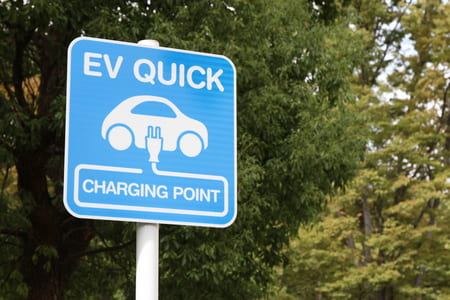 EV充電インフラ、国の拡大政策でどう変わる？製造業・工事業の皆様が知るべきポイント