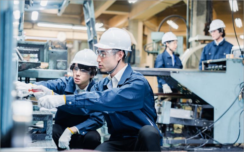 ヘルメットをした作業員