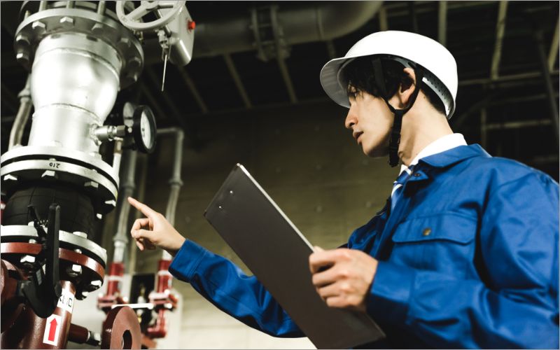 製造設備の点検を行う作業員