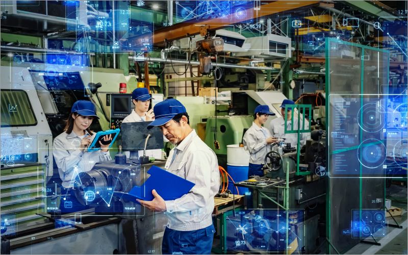 工場の製造ラインで作業員がタブレットを確認している様子