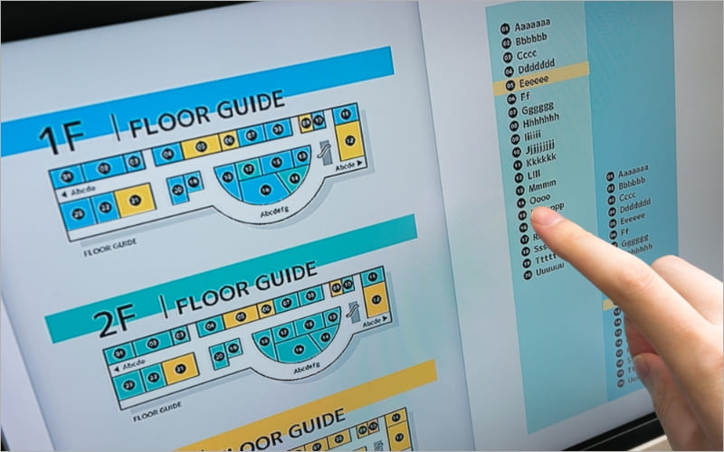デジタルサイネージに触る指