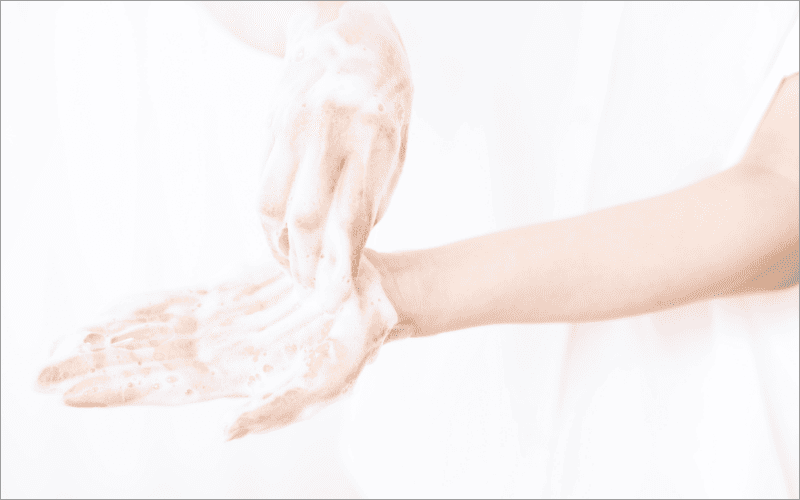 手を洗う女性の手