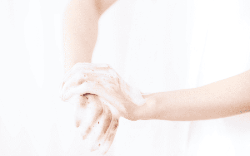 手を洗う女性の手元
