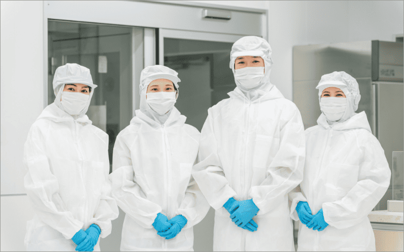 白衣を着た人々