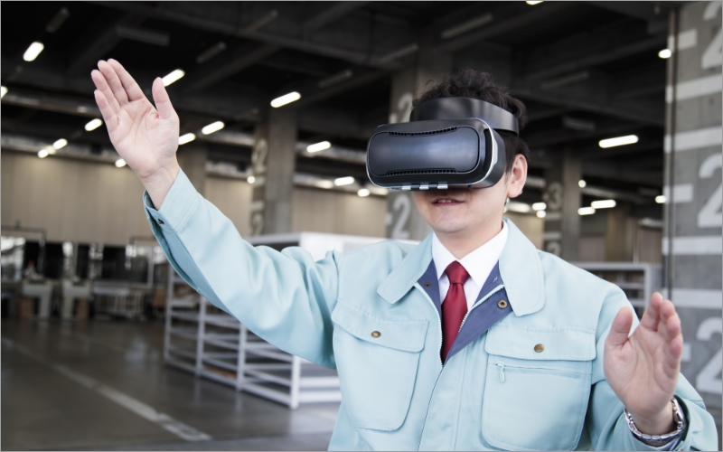 VRを使用する作業員