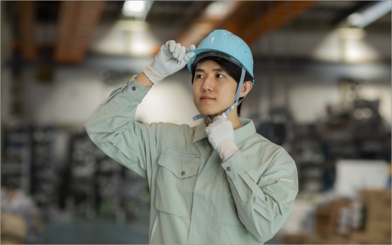 ヘルメットを被る作業員 