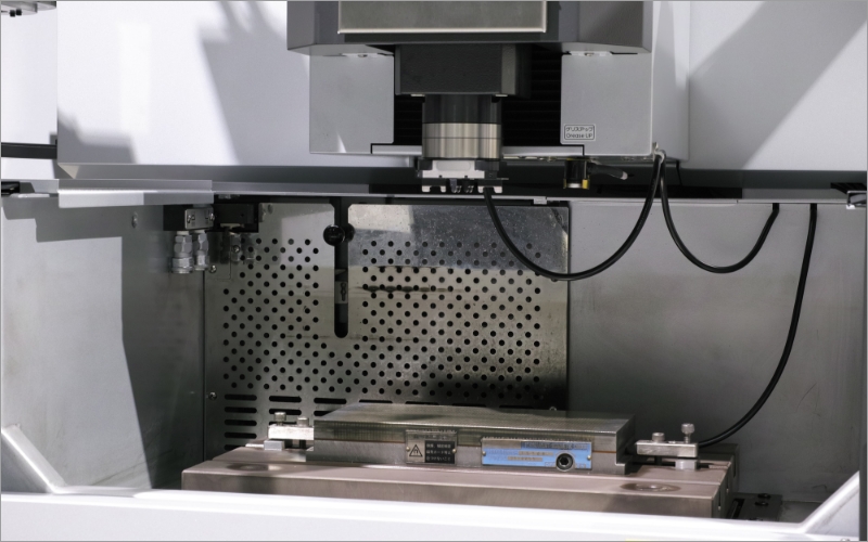 放電加工機の基本から応用まで｜金属加工の可能性を広げる技術