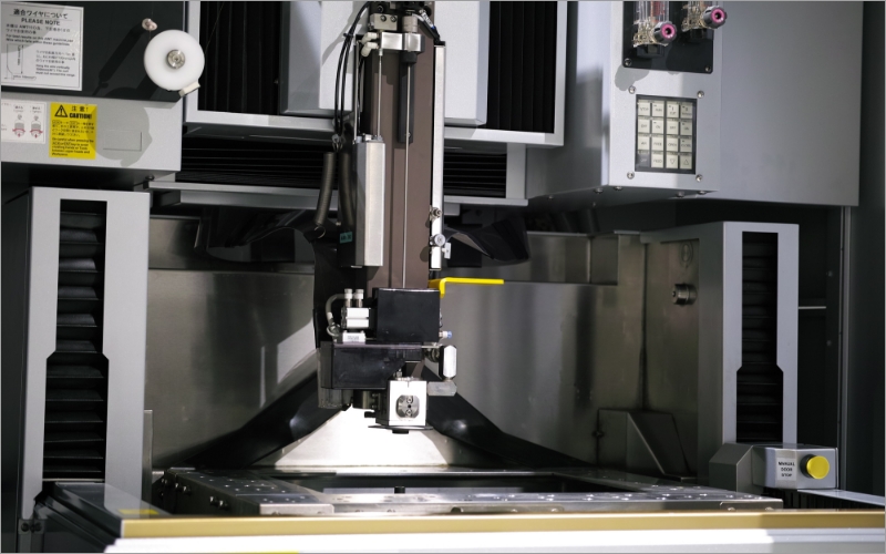 ワイヤー放電加工機