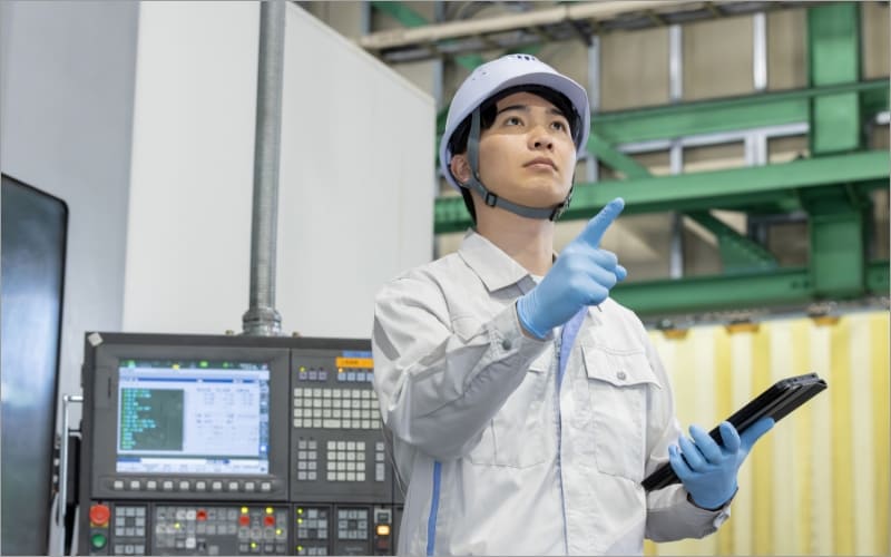 指さし確認する作業員