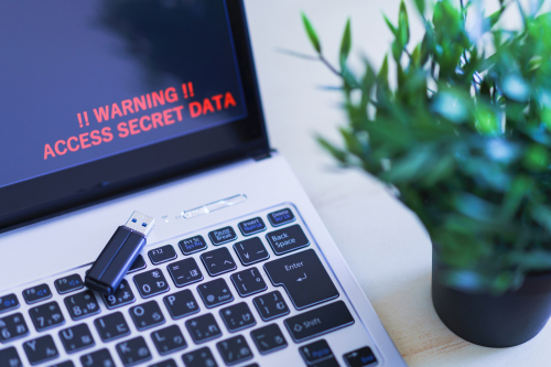 BadUSBとは？BadUSBの脅威と情報漏洩を防ぐ現場の対策