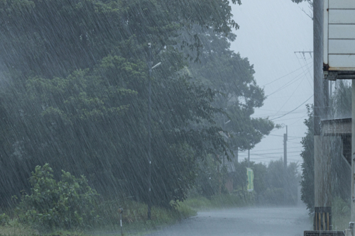 ゲリラ豪雨による工場のライン停止を防ぐ！製造業が知るべき瞬低・停電対策