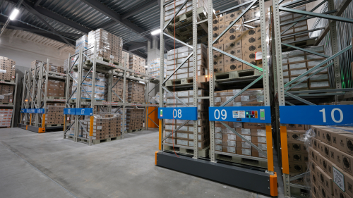 電動式移動パレットラック『ラックランナ』