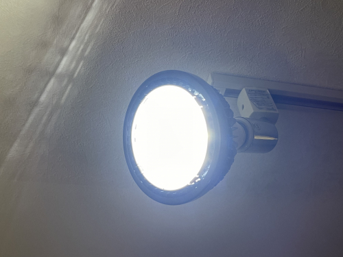 衛生補助光搭載LED照明『e prism』（極光電気株式会社)